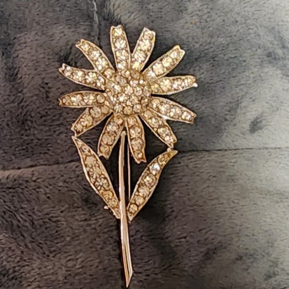 Daisy Rhinestone Pin  Daisy Rhinestone Pin